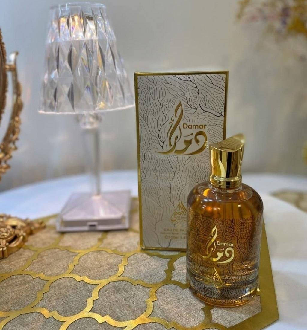 ✨ عطر الجسمي دمار (Damar) هو عطر شرقي-خشبي فاخر للجنسين بتركيبة مركزة من نوع أو دي بارفيوم  ، ويتميّز بطابع دافئ وحلو مع لمسات قهوة وفانيليا وخشب، ما يجعله مناسبًا للمساء والمناسبات والأجواء المعتدلة والباردة.

تجربة عطرية تأخذك إلى عالم من الفخامة والجاذبية منذ الرشة الأولى.افتتاحية ساحرة تمتزج فيها القهوة الغنية مع اللوز والبرغموت والليمون لتمنحك إحساساً بالحيوية والتميز، ثم يكشف قلب العطر عن تناغم راقٍ من الياسمين السامباك وزهر البرتقال والسوسن والورد البلغاري ليضيف لمسة أنيقة وناعمة تخطف الانتباه.

أما القاعدة العطرية فهي الحكاية الأجمل… مزيج دافئ وآسر من الفانيليا والكاكاو وخشب الصندل والتونكا والمسك والعنبر مع لمسات القرفة والباتشولي، ليمنحك ثباتاً يدوم وفوحاناً يترك أثراً لا يُنسى.

دمار ليس مجرد عطر… بل حضور فاخر، وشخصية تُحكى بالرائحة، وأناقة تسبق كلماتك أينما ذهبت. ✨🖤
#الاصلي المنشأ خليجي الامارات
السعر خاص
🚘 يوجد خدمة توصيل لجميع محافظات العراق ٤ الاف 🚘


**إذا كنت صاحب هذا الإعلان وتريد حذفه لأي سبب، رجاءا أرسل رسالة إلى الدعم الفني**