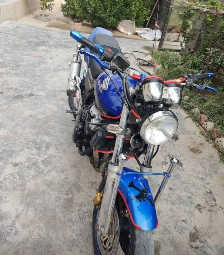 السلام عليكم متاح
هونده سيبي فور 400 موديل 2007 مكمركه 
دراجه مكفوله مكاني رمادي خمسه كيلو 
السعر 15وبيه مجال
اتصال ***********
