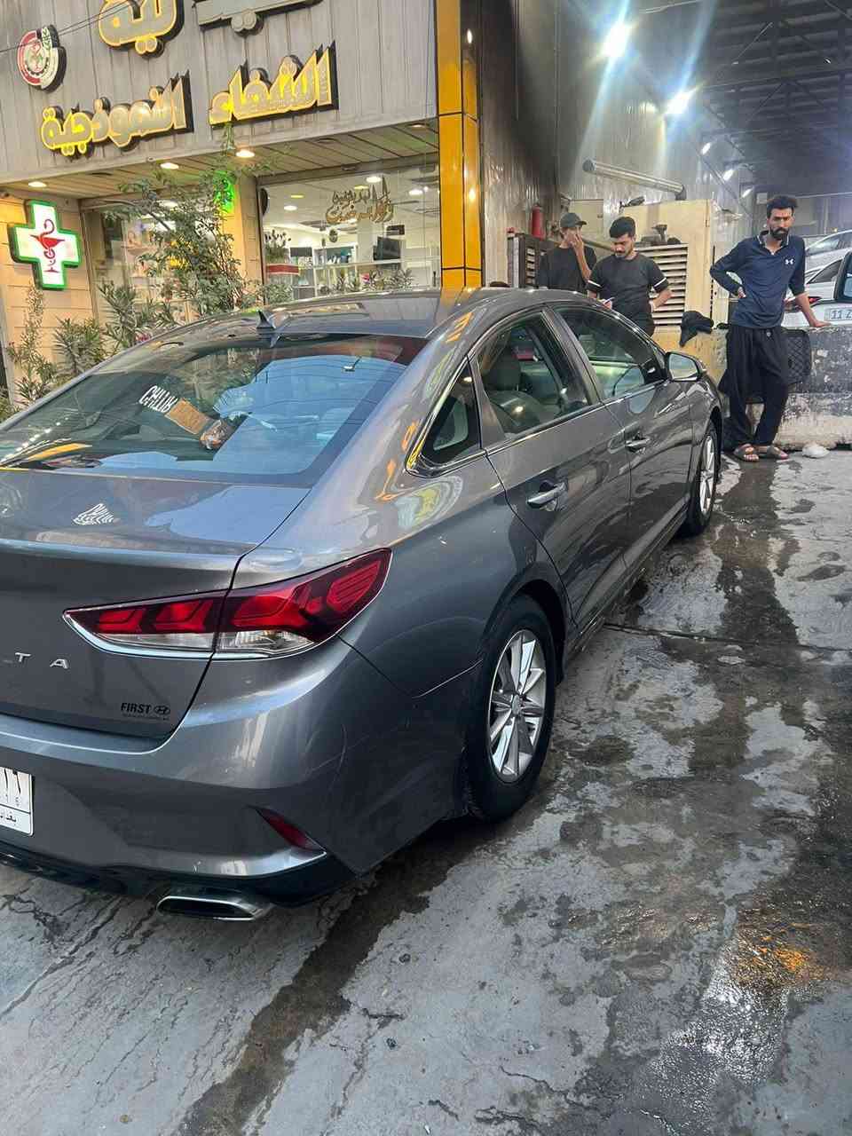 سوناتا 2018 نص فول 
محرك 2400Gdi 
ضربتها بنيد بامريكا ونفسه مصلح وجارد صور الضربه موجوده
ماشيه 75الف مايل 
مواصفاتها معروفه شاشه كامره خلفيه 
رادار جانبي وكلشي واضح بالصور 
السياره تخبل وما تحتاج اي شي 
بيها طخات بسيطه وبارد اقل الشبر بالكرن الخلفي
سنويه وهزه ورقم انكليزي جديد قبل شهر
مكاني بغداد الشعب 
***********
