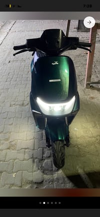 دراجة كهربائية عصرية وجاهزة للاستخدام، تناسب التنقل داخل المدينة بكل س...