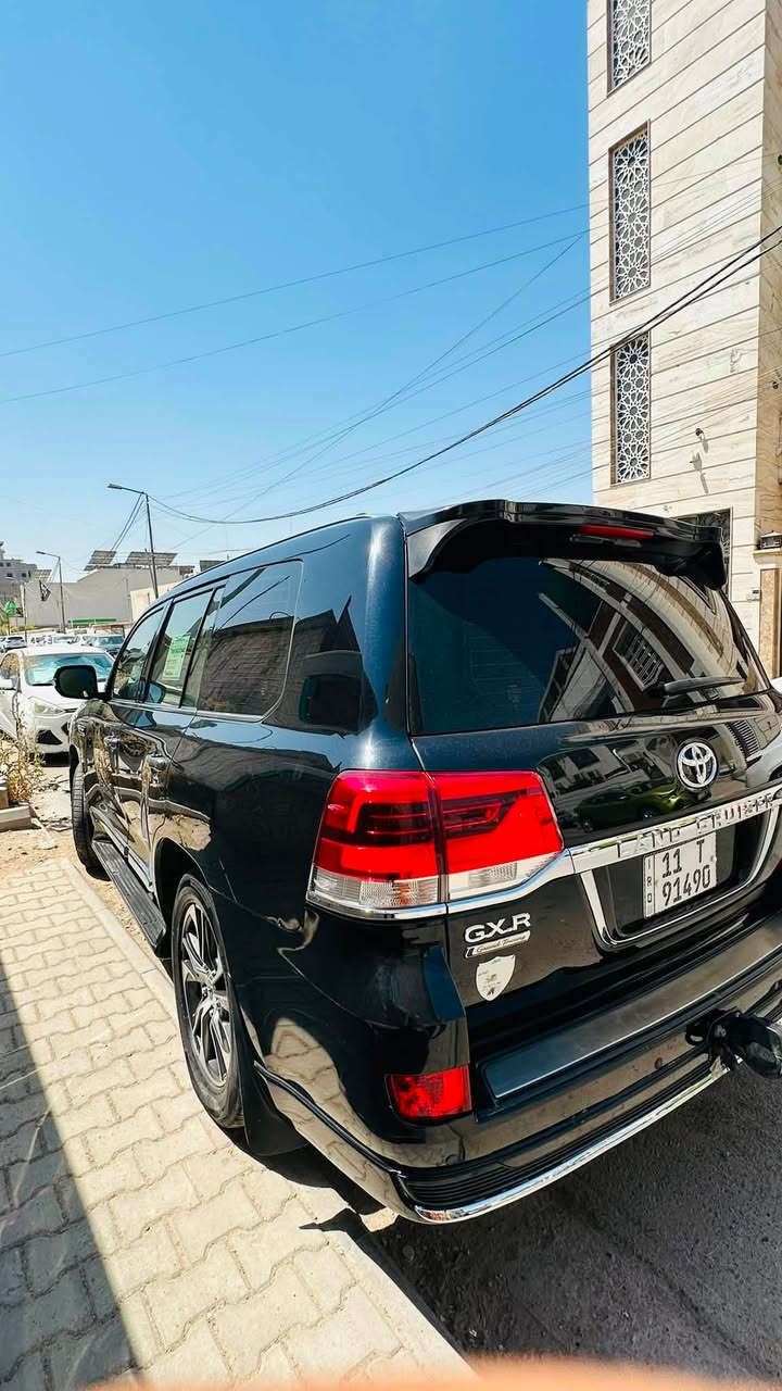 سلام عليكم
لاند كروز 2020 GX.R خليجية بحرانية 
محرك 6V
3 شاشات مري قلابة و طي 
باب الصندوق كهرباء 
8 ارباكات حساسات 
سيارة مكفولة كير و مكينة 
ملاحظة /سيارة بيها بارد خفيفة بالجنطة الخلفية كما موضح بالسونار 
مكان السيارة بغداد 
التواصل رقم الهاتف فقط :***********
