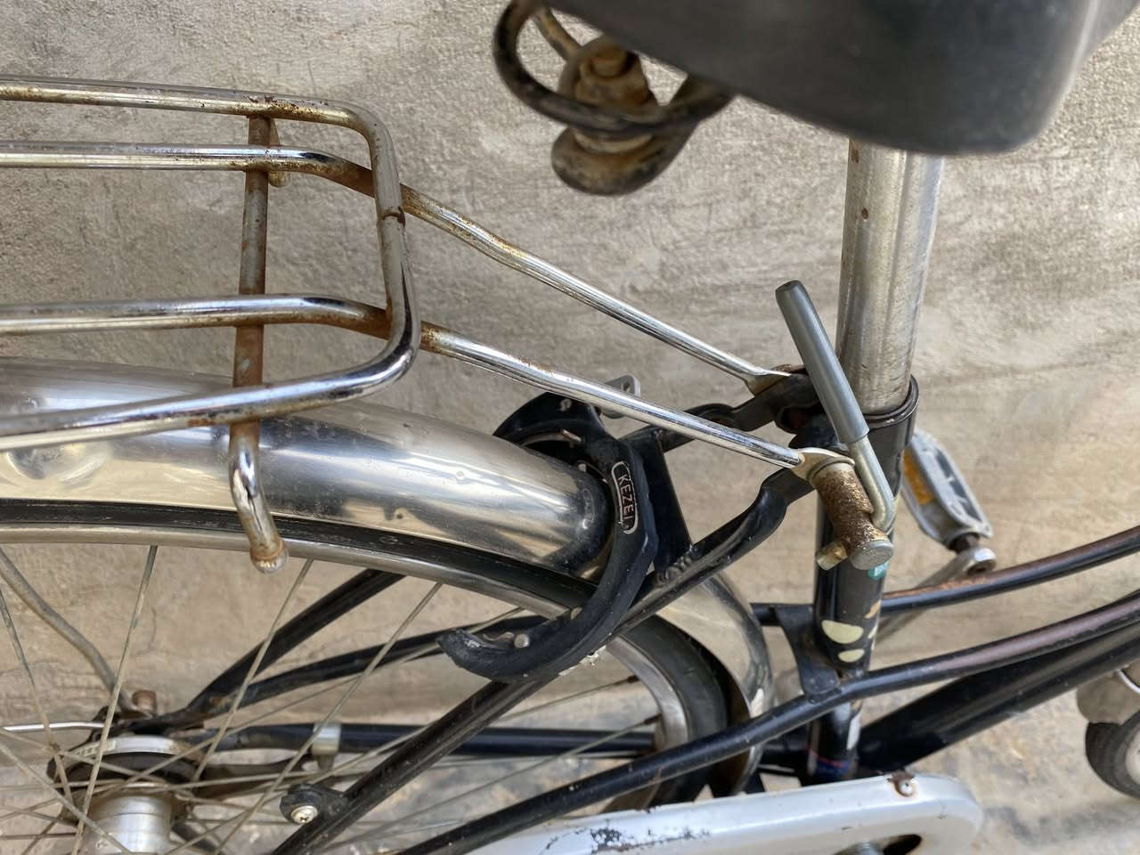 سلام عليكم بيسكل بناتي 
ياباني اصلي حجم 27
كلوب لايت تايرات جوابه 
جدد+قفل بنز بريك امامي 
بنز بريك خلفي داينمو كلوب 
امامي كير 3نمر السعر 75
مكاني ناحيه الوحده رقمي 
***********بي واتساب ..؟
