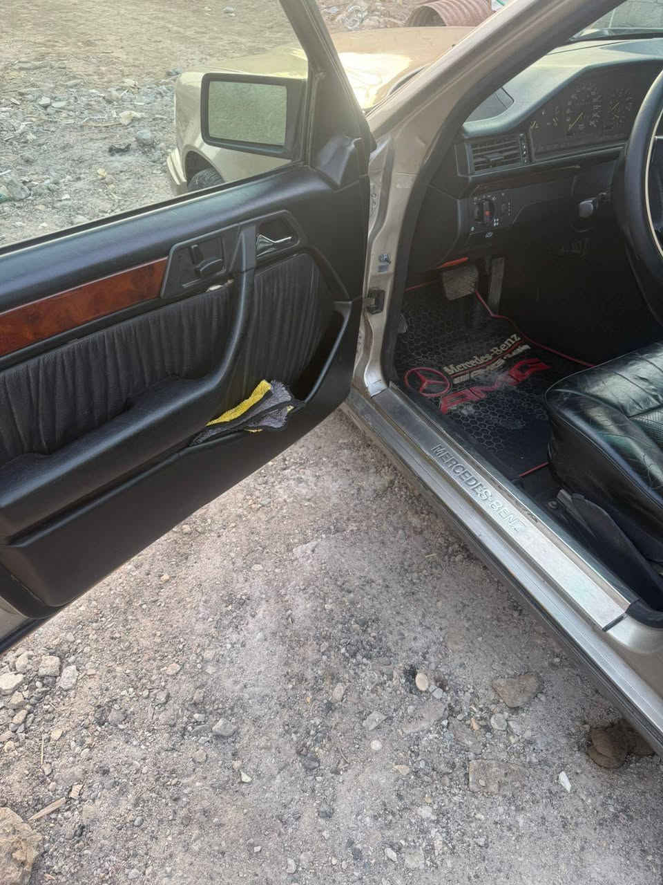 ماسدس دب البيع موديل 1993،
جاهزه ال خير من مكينه من حداديه كل جديد 
سعر وباقي تفاصيل على رقام ***********
