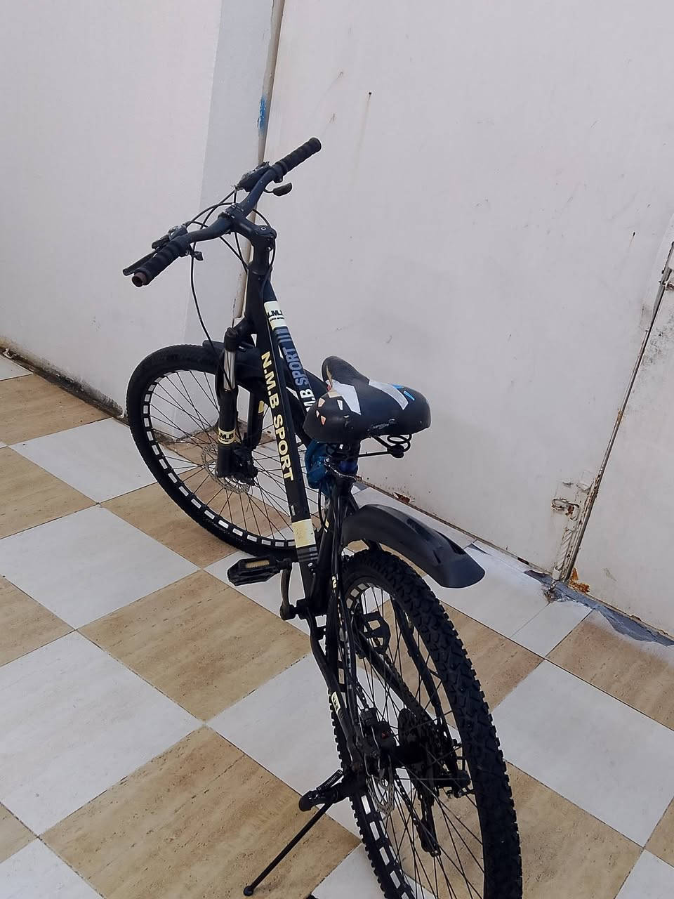 السلام عليكم للبيع بايسكل 🚴🏻 باله 🇩🇪 حجم 27 ☄️ مابي اي نقص كامل وجاهز دبل  كير وبريكات كله بشرط تايرات جدد 🕳️ مكان شقلاوة سعره 120الف وبي مجال رقم الاتصال ***********
