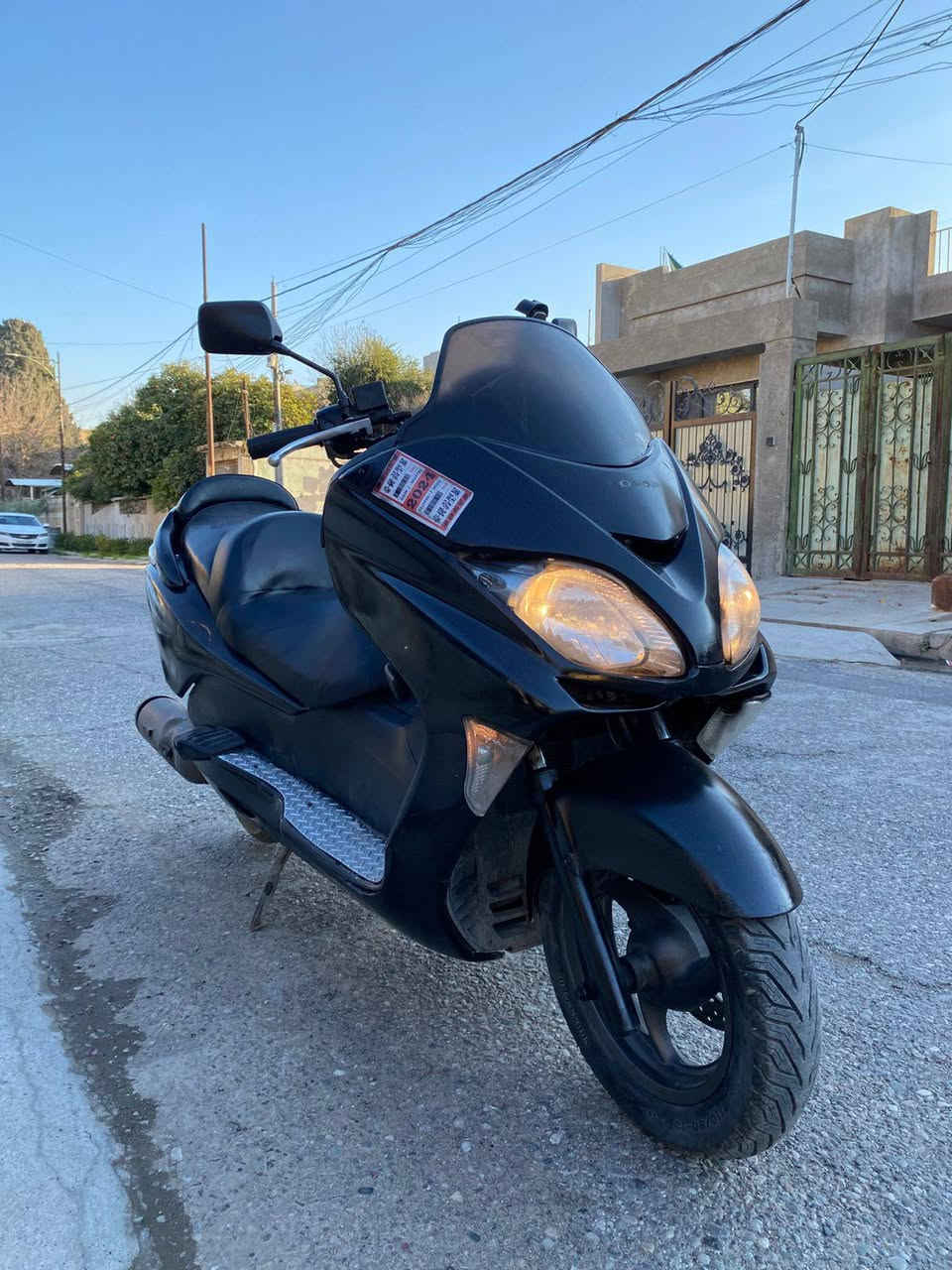 السلام عليكم فورزة 80 للبيع محرك شرط ما مفتوح وشرط لا صرف ولا نفخ دبلات ورة كدام جدد تايرات ثنين هم جدد دسكات ورة كدام كلجات امامي خلفي  فلنجات كلو جديد رون ثابت 1 ونص حماوة جوة النص ما تعبر ماطور جديد ما تصرف علي لو ربع كلو جديد السعر700 وبي مجال مكاني موصل ***********
