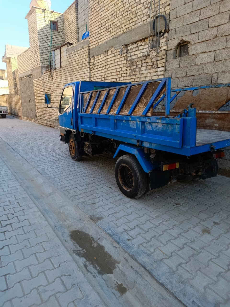 سلام عليكم سياره تنتر بزوان
موديل 96سنويه رقم  عضم عاج
سياره نضيفه كلشي شغال بيه من كهربائي 
كليج جديد كير نضيف حلو سياره بلديه 
ما بيه اي نقص بكاني بغداد رقم الاهاتف
***********
