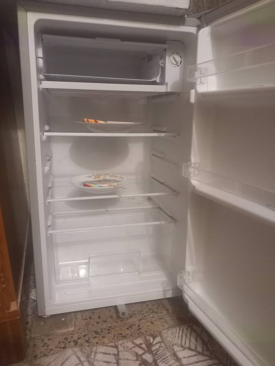 ثلاجة جديده مستعمله قل شهر جديده 200 رايدينه 120 وبيها مجال غليل تصال ***********
