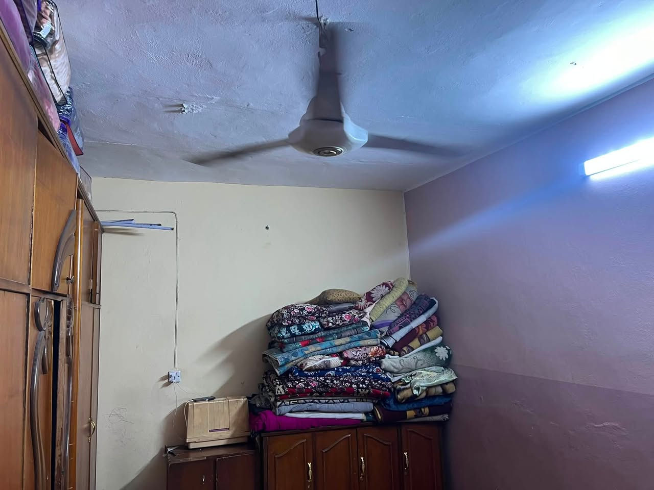 السلام عليكم
نصف قطعه شرك لبيع
مدينه الصدر قطاع 44 
قريبه عل شارع الجوادر 
طابق ونص نضيفه 
عاليه من الشارع 
لاستفسار خاص او عل رقم 
***********
