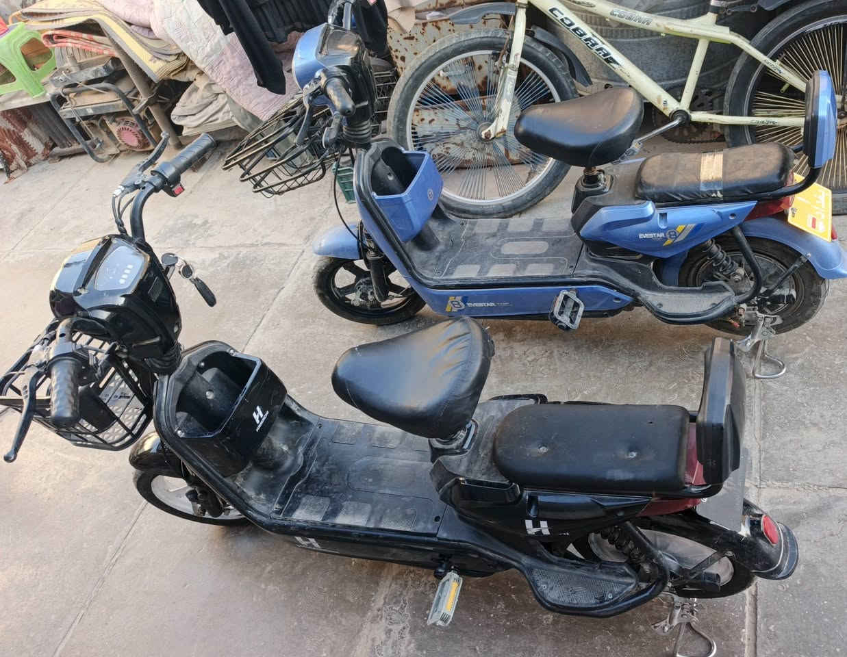 السلام عليكم درجتين شحن حجم 14 فول كلها شغاله ليت هورن بريكات اشاير نمر ٣ بطاريات جيد جدا، بسعر الواحد ٢٢٥ الف، اثنينهن ٤٥٠ الف عنواني زعفرانيه شارع معهد رقم الهاتف ***********,مو شراي رجااا لا يعلق
