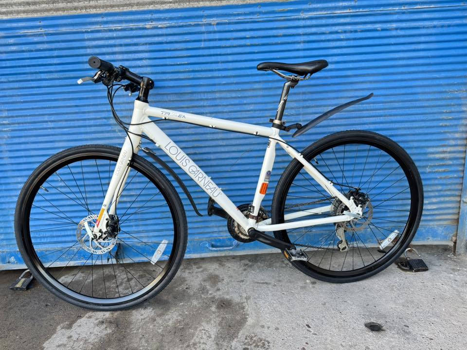 السلام عليكم خواتي العزاز 700 حجم 28 
قياس M فريم 47 ماركة (LOUIS GARNEAU®)
غني عن التعريف صينع كندا 🇨🇦 معدنه فول المنيوم 
سستم شيمانوا إسير خلفي امامي تورني 3/8 بلادي 
بركتهاا تكتروا ونظفتهاا شوفت عينك والدراجة عل وضع الشركة سعرهاا 250 الف وبي مجال اخواني 
الاستفسار *********** عنواني موصل تتوفر خدمة توصيل جميع محافظات العراق وتحياتي
