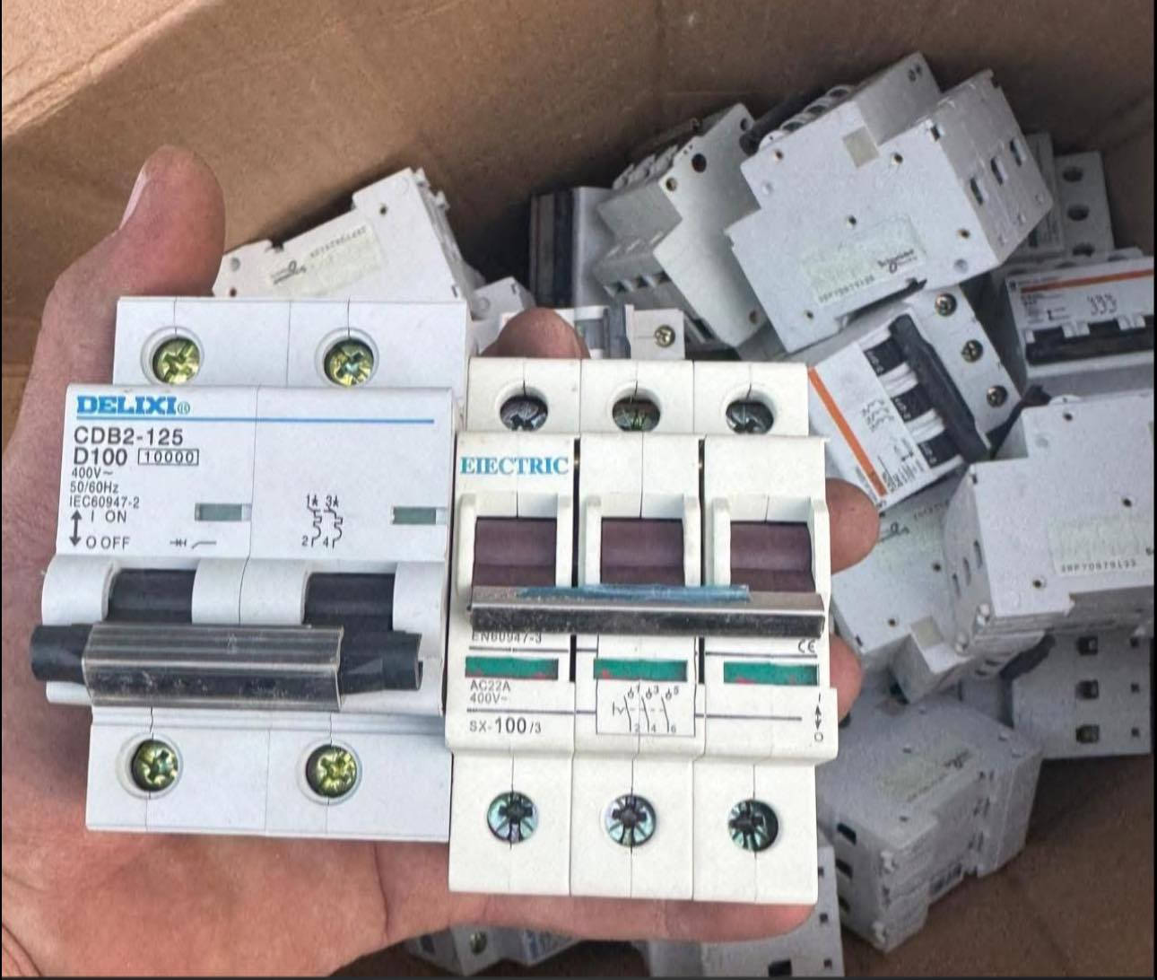 السلام عليكم يتوفر
جوزات +منيجرات جديد و بالة أصلي 

مفردة أصلي 👈 ٢٥٠٠ ألف  👉

ثنائي اصلي 👈 ٤ الاف  👉

ثلاثي أصلي ٨٠ /١٠٠ /١٢٥ أمبير 👈٥ الاف 👉

                                  

بغداد

عكد النصارى 

وتوجد خدمه توصيل 

***********
