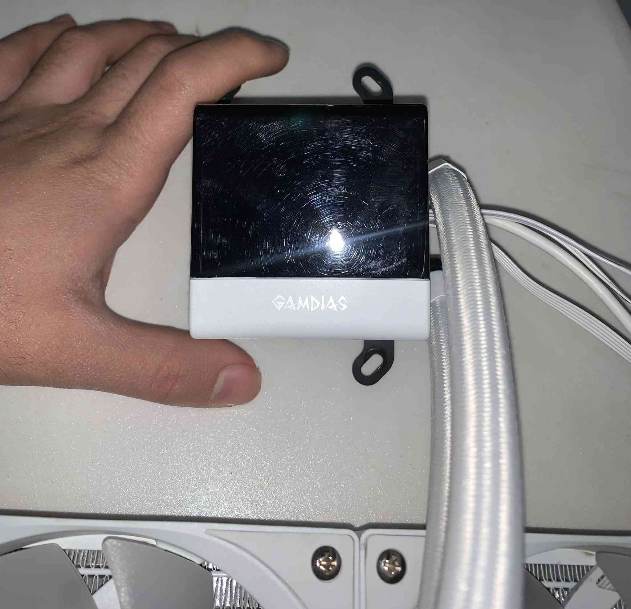 مبرد سائل (Water Cooler) للمعالج من شركة GAMDIAS
الموديل: CHIONE E4-240 White

المواصفات:
 • حجم الرادياتر: 240mm
 • لون: أبيض
 • مروحتين RGB ARGB
 • شاشة رقمية تعرض حرارة المعالج بشكل مباشر
 • إضاءة RGB قابلة للتحكم (متوافق مع ASUS Aura / MSI Mystic / ASRock)
 • تبريد قوي وهادئ
 • مناسب للألعاب والاستخدام الثقيل
 • يدعم أغلب سوكيتات Intel و AMD

السعر 60 الف 
العنوان : بصرة / معقل 
للتواصل /***********
