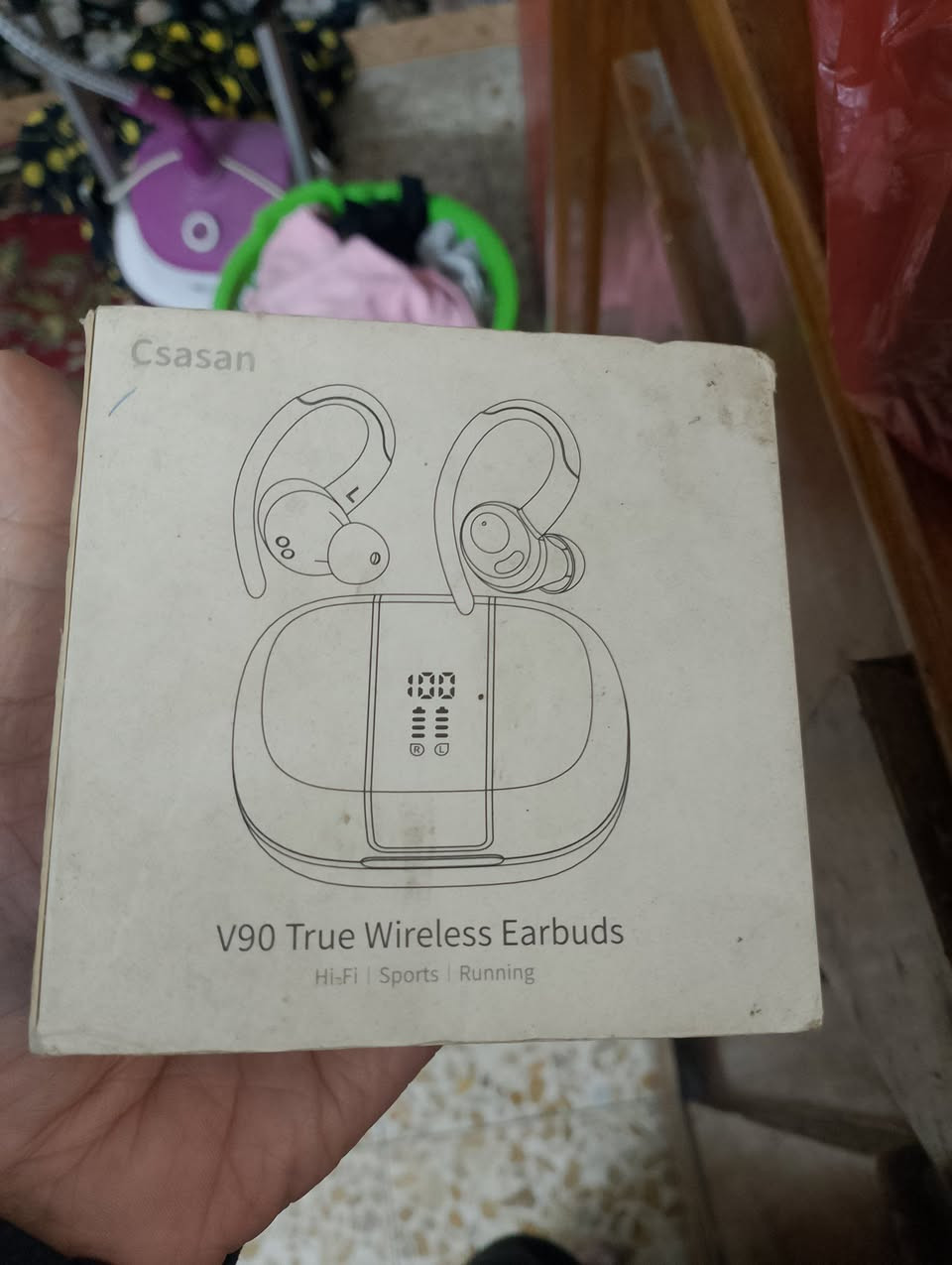 السلام عليكم 

ايربود ة Csasan V90. 
تتميز بتقنية Bluetooth 5.3 لاتصال مستقر وسريع. 
توفر ما يصل إلى 40-48 ساعة من وقت التشغيل الإجمالي مع علبة الشحن. 
مقاومة للماء بتصنيف IP7، مما يجعلها مناسبة للرياضة والجري. تحتوي على ميكروفونات بخاصية إلغاء الضوضاء ضد الماء 
السعر 25 الف مع توصيل 

تواصل واتساب موجود 
***********
