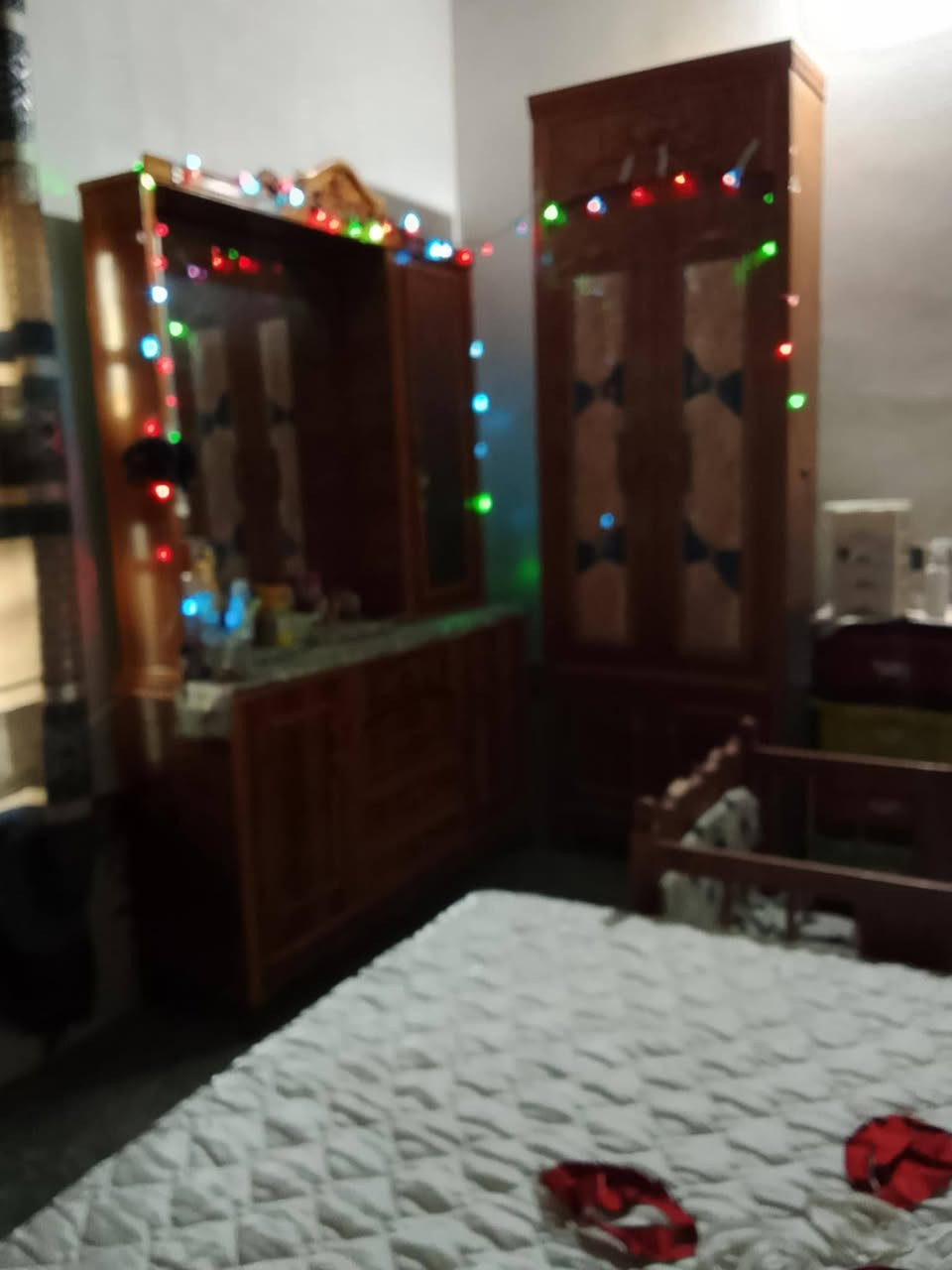 السلام عليكم غرفة أخشاب مع سليمانيه للبيع النضافه فول كما موضح بالصور السعر مراهم عالشوف/***********
