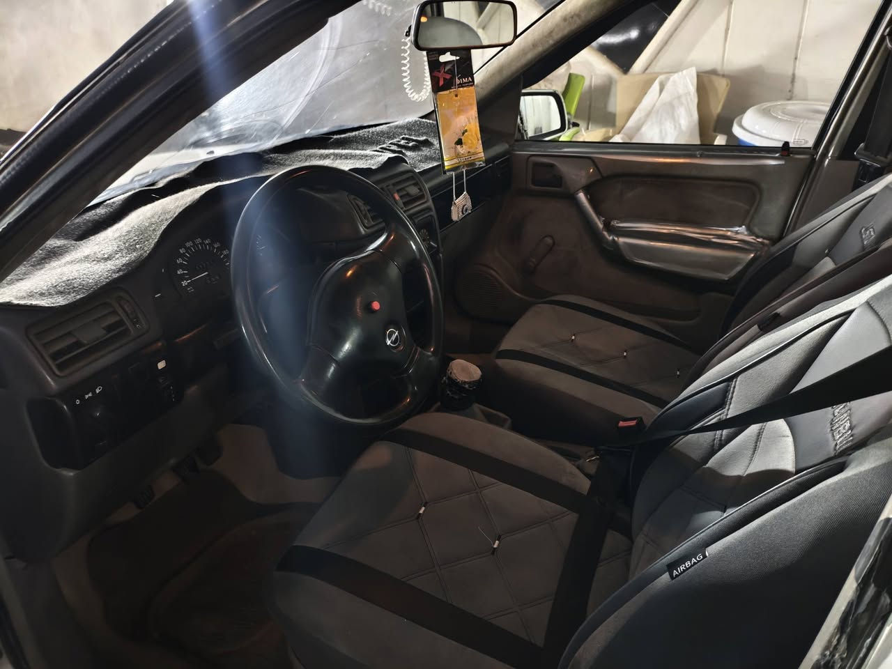 سلام عليكم 
اوبل فكتره مديل 92
حجمها 18 كير ومكينا وحداديه جديد 
سياره ع وضع الشركه لاضربه ولاخياس 
دواخل دوشمه جديد كامل تخم تاير جديد ماناقصها شي ابد سعرها 38 وبيها مجال 
عنواني حله 
التلفون ***********
