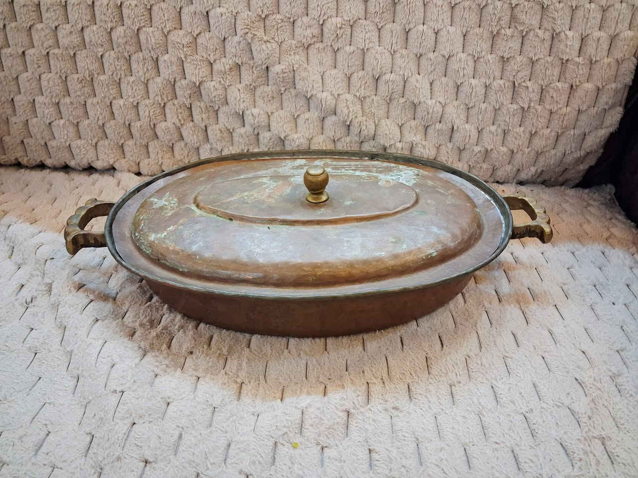 قدر نحاس أحمر قديم مع غطاء 🔥
شكل بيضوي مميز مع أيدي جانبية من نحاس سكب مزخرف.
سماكة عالية ووزن ثقيل يدل على جودة القطعة.

الوزن تقريباً: 2 كيلو
الطول تقريباً: 50 سم مع الأيدي.

قطعة أنتيك جميلة ومميزة لمحبي التحف والقطع النحاسية القديمة.


**إذا كنت صاحب هذا الإعلان وتريد حذفه لأي سبب، رجاءا أرسل رسالة إلى الدعم الفني**