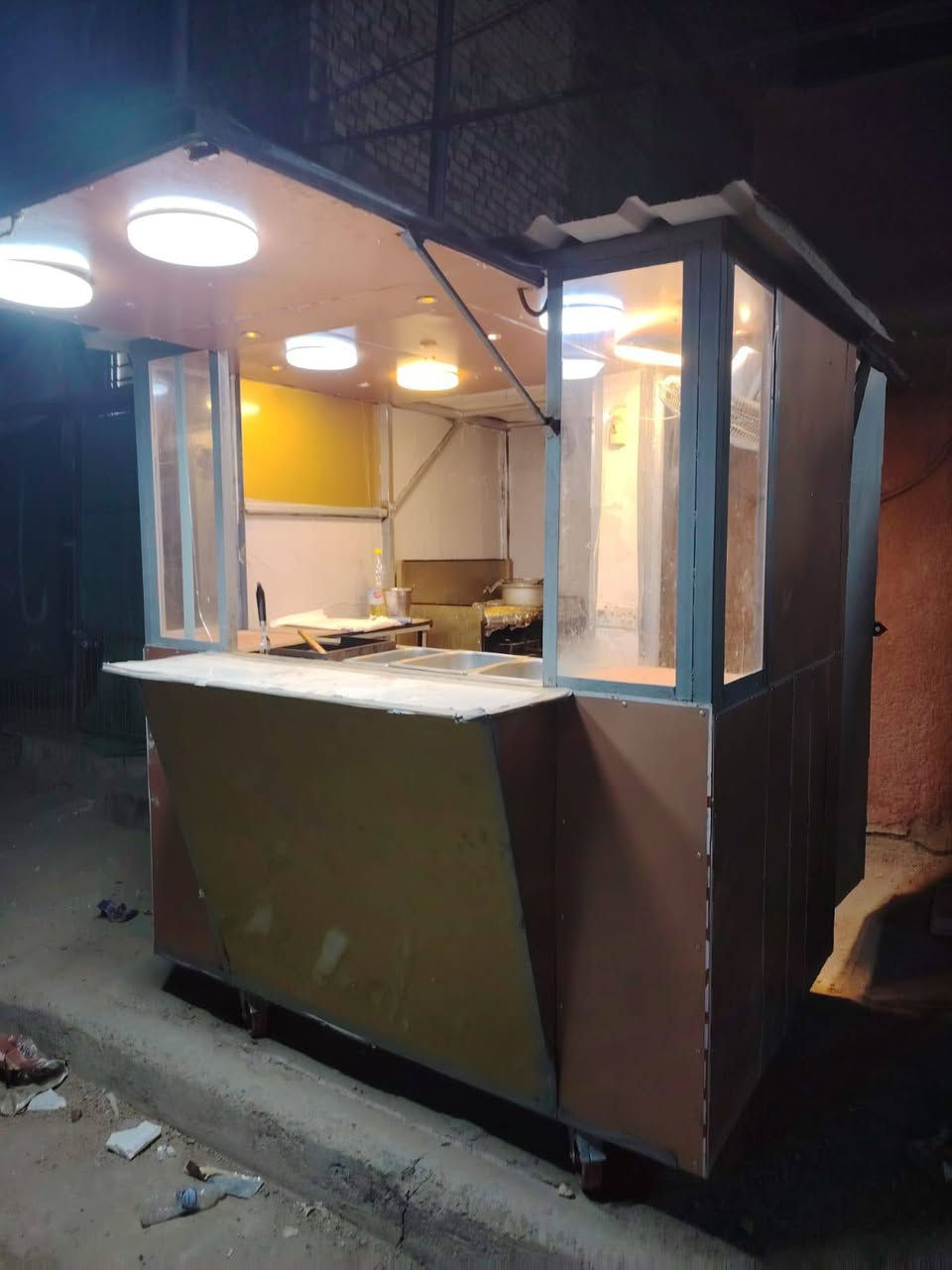 سلام عليكم كشك متنقل كامل هوه وغراضه كلوبات داخليه وخارجيه طباخات ثنين السعر 500مكاني بغداد الاستفسار على هاذه الرقم وبيك خير ودلل ***********
