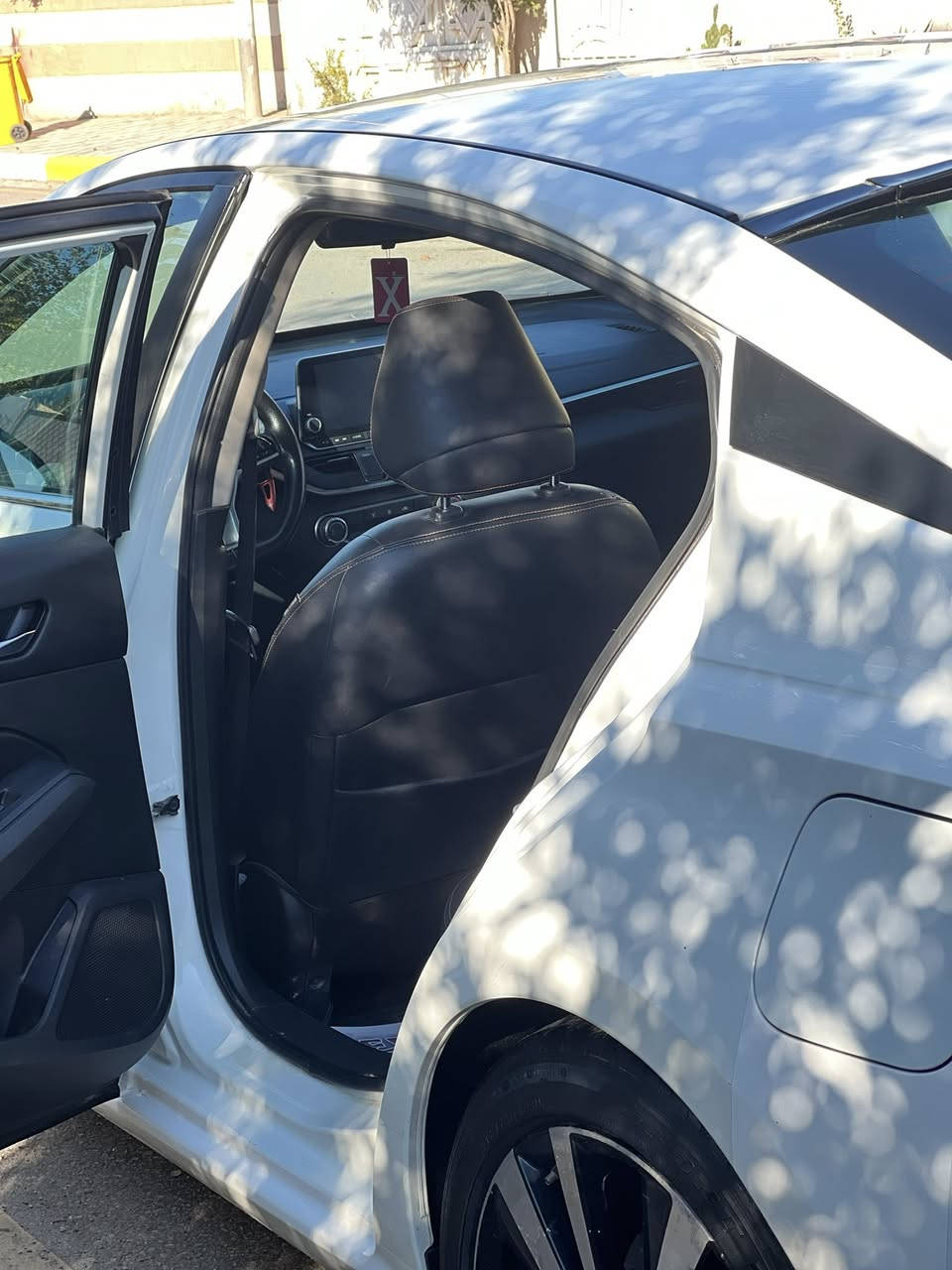 نيسان التيما موديل 2019 SR
رقم اربيل بأسمي الرقم شبه مميز ماشية 120 فقط السيارة داخلها اسود جلد سيارة ضرر امريكة بنيد ونص الجامرلغ مال سكن وهنا صار بيهة شخوط ب باب الخلفي جهة السكن ممصلحة ع وضعيتة وواضح ب صور مواصفات كشن السائق تحكم كهرباء +لايتات زينون بلاد+تشغيل عن بعد+رادارت شغاله كلهة امامي جانبي+تحكمات ستيرن حجم محرك السيارة 2.5 تنفس طبيعي  السعر المطلوب (148) فقط وبيهة مجال للشراي 
الهاتف:***********
واتس اب و رقم فقط!
