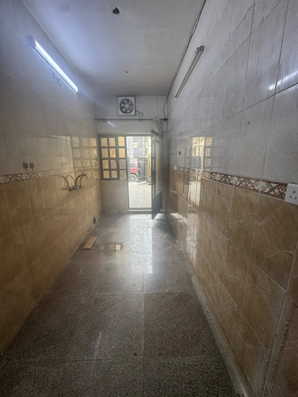 #للايجار__________في__________السيدية
بيت ١٥٠ متر كلاسك يحتوي على ٤ غرف 

نوم صالة مطبخ وخدمات عدد ٣

مربع جدا راقي منطقة هادئة

 يسلم مصبوغ و جاهز

للاستفسار اكثر الأتصال على الرقم 

***********

او زيارة المكتب الكائن في منطقة السيدية 

شارع جامع الاقصى مقابل لحوم جويلي

مكتب المصطفى للأستثمار و التطوير العقاري
