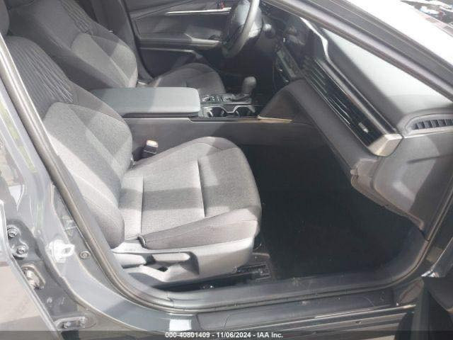 للبيع كامري 2025 ماشيه 9 الف ميل السعر 195 الشراي يتواصل وتدلل بدون لغد بدون ايرباك فقط تصليح مقدمه الشاصي 
***********
