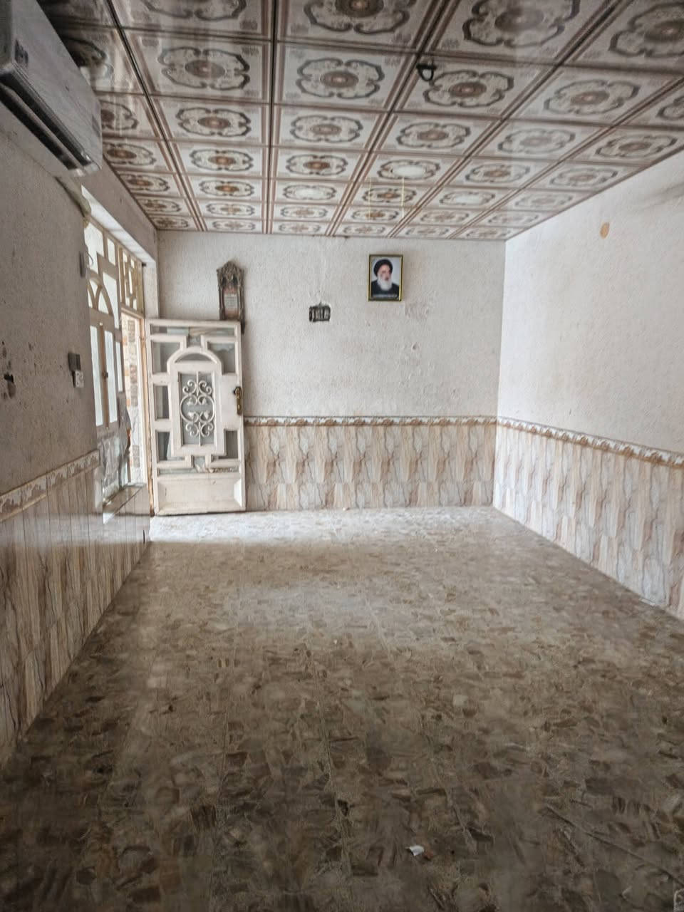 🛑 دار للإيجار
⚠️ ملاحظة: يتم دفع إيجار أول شهرين مقدمًا.

📍 الموقع: النجف الأشرف – حي النصر شارع البانزين خانه
خلف جامع الجوادين
🚩 الدار واقعة على شارع 20

📐 المساحة: 150m
🏠 الطابق: طابق واحد فقط

🔹 الطابق الأرضي:
غرفة – صالة – مطبخ – استقبال – صحيات داخلية – صحيات خارجية

✨ مواصفات الدار:
بناء جديد ونظيف 
سيراميك
سقوف ثانوية
تانكي ماء 

🌟 موقع هادئ وقريب من الخدمات.

📞 للاستفسار:
***********
