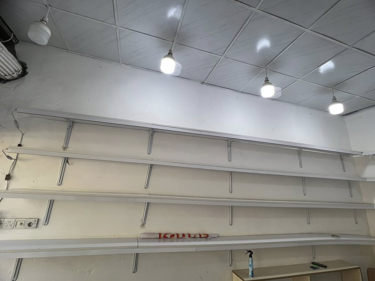 رفوف خشب ENDF اصلي كل قطع 5 أمتار
8 رف  حدايد هم وياهن كامل نضيف 300 الاف بيه مجال بسيط


**إذا كنت صاحب هذا الإعلان وتريد حذفه لأي سبب، رجاءا أرسل رسالة إلى الدعم الفني**