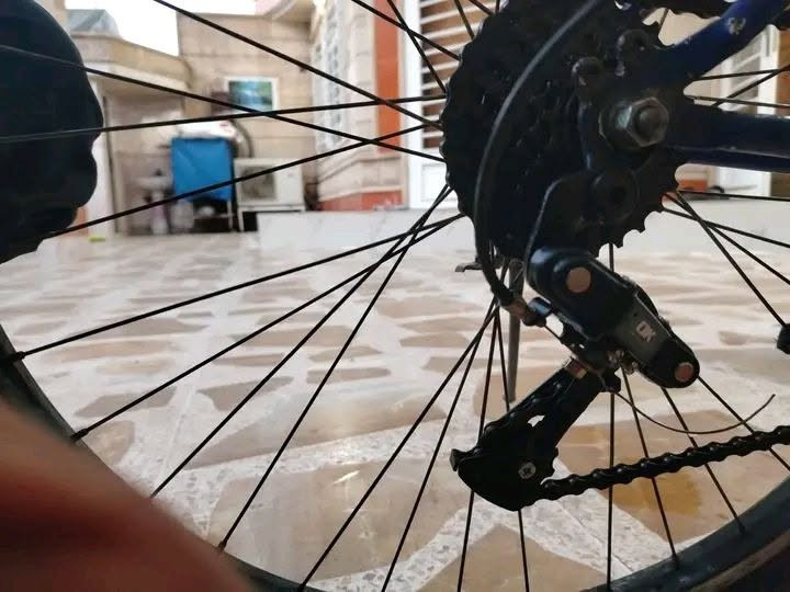 السلام عليكم للبيع
النوع والفئة: دراجة جبلية (Mountain Bike - MTB) مصممة للطرق الوعرة واليومية.

​العلامة التجارية (الماركة): INDICATOR (مكتوبة بشكل واضح على الهيكل والمساعد الأمامي).

​اللون: أزرق ملكي (Royal Blue) مع ملصقات وخطوط باللونين الأبيض والأصفر.

​الهيكل (Frame): مصنوع من المعدن بتصميم رياضي متين، ويحتوي على قفل دراجة أسود ملفوف ومثبت أسفل المقعد.

​المساعدين (Suspension): تحتوي على مساعد أمامي (Front Suspension Fork) من ماركة INDICATOR للمساعدة في امتصاص الصدمات على الطرق غير المستوية.

​نظام التروس والسرعات: دراجة سرعات (Multi-gear) تحتوي على تروس أمامية وخلفية مع ناقل حركة (Shifters) مثبت على المقود، مما يتيح تغيير السرعات لتناسب المرتفعات والطرق المستوية.

​المكابح (الفرامل): فرامل من نوع V-Brake (فرامل لقيمات تقليدية) على العجلات الأمامية والخلفية.

​الإطارات والعجلات: إطارات جبلية عريضة ذات نقشة خشنة لزيادة الثبات على الأرض، مع جنوط ألمنيوم وشفرات (سلك) كلاسيكية.

​المقعد: مقعد أسود مريح وقابل لتعديل الارتفاع.

​بلد الصنع: مدون عليها  البايسكل بالة اصلي  أسفل الهيكل.

​الإضافات: تحتوي على جك (مسند جانبي) أسود لتثبيت الدراجة عند الوقوف.

​حالة الدراجة العامة (كما تظهر في الصورة):

الدراجة تبدو بحالة جيدة وجاهزة للاستخدام، الهيكل سليم ولا توجد به صدمات واضحة، مع وجود بعض الآثار الطبيعية للاستخدام الخفيف على الإطارات والدواسات

الحجم 26

السعر 90وبي مجال


**إذا كنت صاحب هذا الإعلان وتريد حذفه لأي سبب، رجاءا أرسل رسالة إلى الدعم الفني**