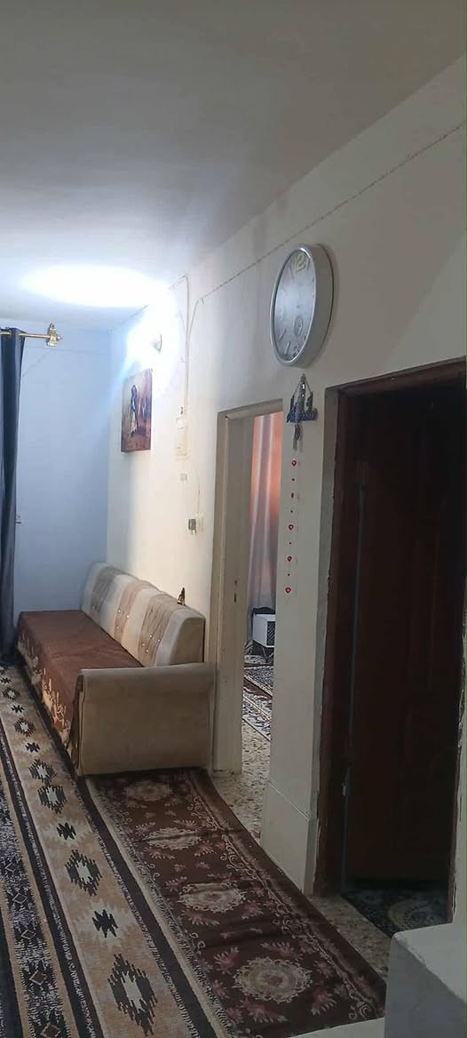 دار للبيع في منطقة عنانه اصلاح زراعي متكون الدار من غرفتين نوم و كلدور و ستقبال و مطبخ مجمع صحيات البيت فارغ ويصح للسكن مساحة الدار 270 متر الشارع عرضه 5 امتار يبعد عن الشارع العام 200 متر قريب علئ المدارس السعر 35 وبي مجال اتصل وتدلل ***********
