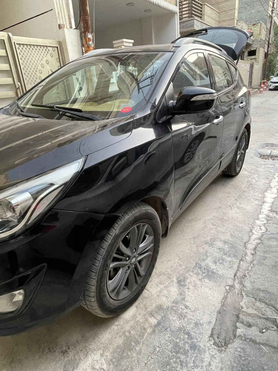 هونداي توسان 2015 خليجي للبيع 
المواصفات : قطعتين تبريد ،، دكمه فور ويل ،، تحكم ستيرن ،، تحكم لايتات كهرباء ،، 5 ويل كب گروم لدات أماميه نهاري ،، سايد بريك رجل ،، داخل چكليتي وبيجي ،، بروجكترات امامي ،، أشاير بلمري ،، يدات نيكل ،،
طبعا صدر جديد ،، تخم تاير جديد السعر ١٢٧
  تحويل او وكاله  للأستفسار *********** بغداد الدورة
