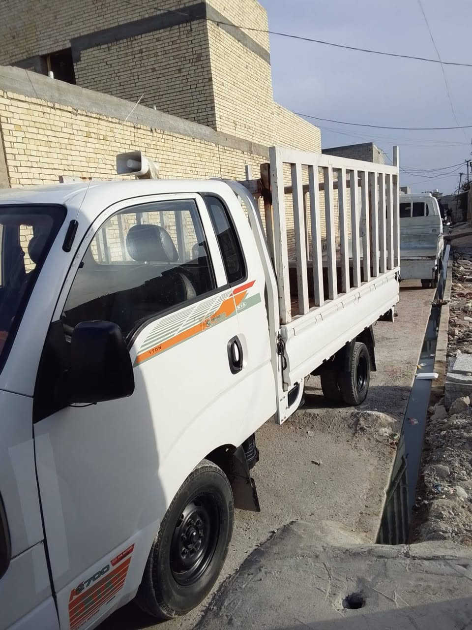 سلام عليكم سياره مديل 14رقم نكليزي دولي مكينه كير اكسن ودوشمه وصدر وكهربيات كله جديد سياره بسمي تحويل مباشر سنويه 29 سعر 95وبيه مجال عنوان بغداد المعامل الحسينيه رقم ***********
