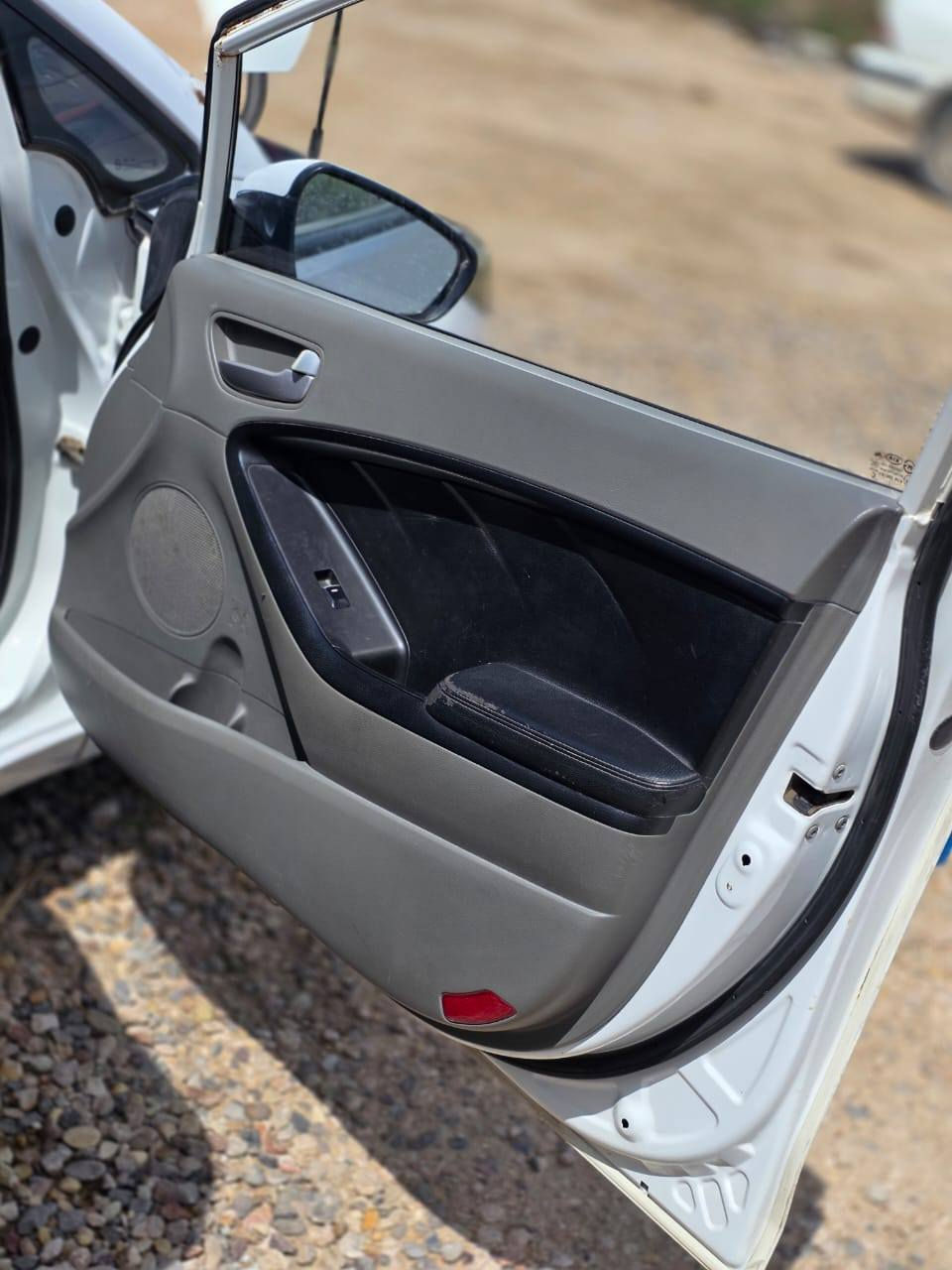 سلام عليكم كيه سيراتو موديل ٢٠١٤ مصبوغه عام جاهزه كير مكينه حداديه تخم تاير رقم انكليزي سنويه مجدده بسمي السعر ٧٨ وبيه مجال ***********
