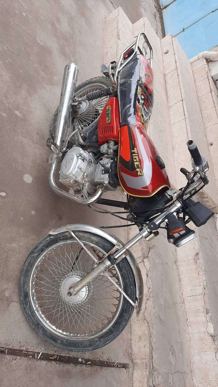 ماطور تايكر 2019 نضيف بس ينرادله قايش مال سرعه ومال كيلو مترات نضيف صوطه قوي ماخذه قبل اسبوع هندر بس مستعجل على بيعته السعر 400وبيه مجال بسيط خاص متواجد المكان موصل بعشيقه..


**إذا كنت صاحب هذا الإعلان وتريد حذفه لأي سبب، رجاءا أرسل رسالة إلى الدعم الفني**