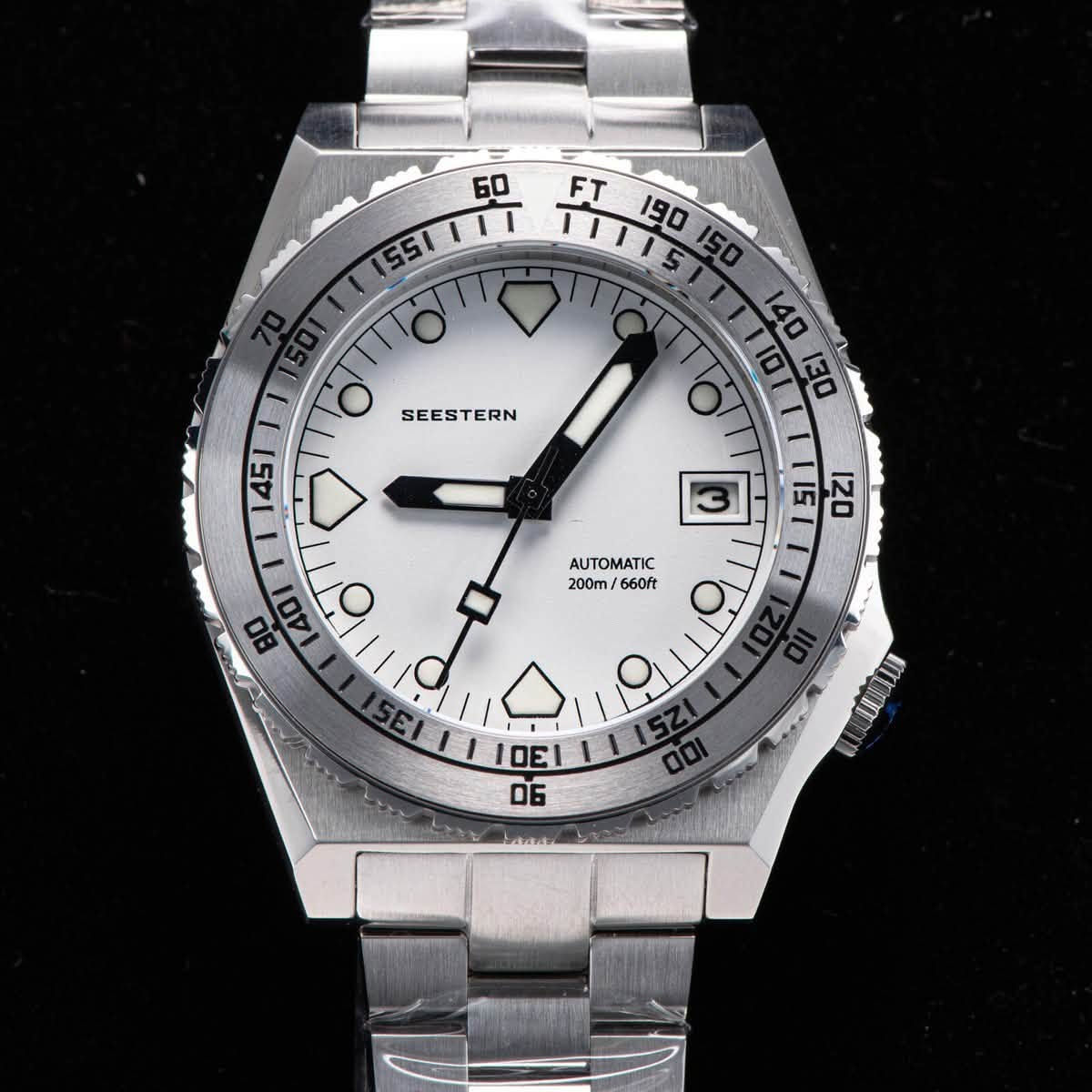 ساعة Seestern SUB600T Automatic Diver (الإصدار ذو الميناء الأبيض)، وهي ساعة غوص ميكانيكية شهيرة بتصميمها المستوحى من الطراز الكلاسيكي وعُلبَتها الهندسية الحادة.

المواصفات الفنية الرئيسية:

الحركة: أوتوماتيكية من نوع Seiko NH35A اليابانية الموثوقة.
مقاومة الماء: تصل إلى 200 متر (20 ATM)، مما يجعلها مناسبة للسباحة والغوص.

الزجاج: من الياقوت الكريستالي المسطح (Sapphire Crystal) المقاوم للخدش مع طبقات طلاء داخلي مضاد للانعكاس.

الهيكل والسوار: مصنوعان بالكامل من الفولاذ المقاوم للصدأ 316L Stainless Steel بلمسات نهائية مدمجة (مطفية ولامعة).

أبعاد الساعه: القطر 40 ملم (بدون التاج)، والسماكة 13.5 ملم .
الإضاءة: مجهزة بمادة Super BGW9 Luminous القوية لتوهج أزرق واضح في الظلام على العقارب والمؤشرات وحتى عجلة التاريخ في بعض الإصدارات.

*الساعه جديده لوك غير مستخدم فقط ينقصها ملحقات .
يتوفر توصيل لجميع المحافظات.


**إذا كنت صاحب هذا الإعلان وتريد حذفه لأي سبب، رجاءا أرسل رسالة إلى الدعم الفني**