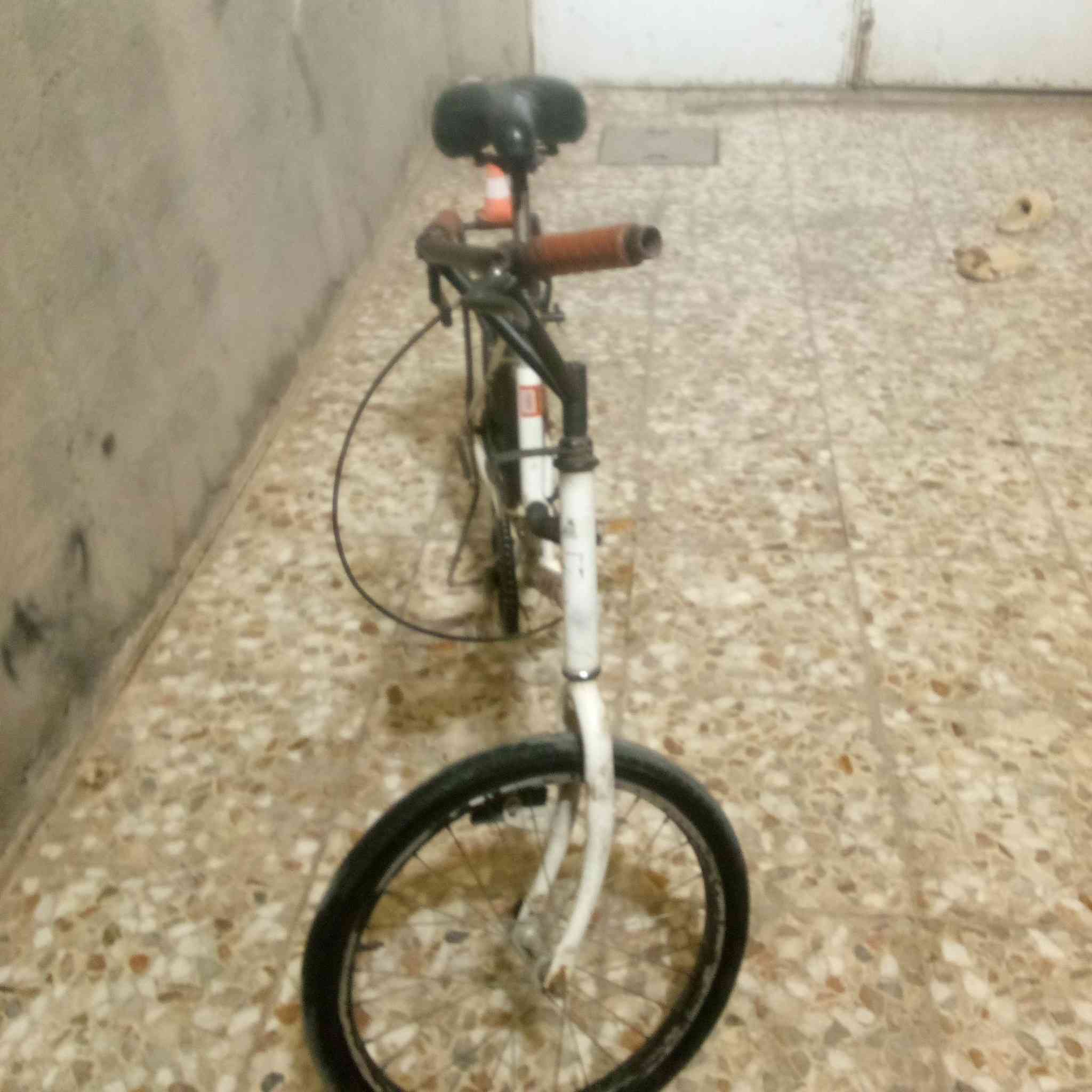 سلاام عليكم بايسكل حجم 20لبيع 35 وبي مجال قليل*********** اتصال وتساب
