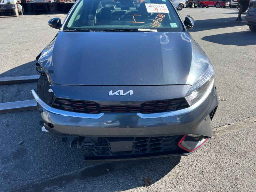 السلام عليكم كيا فورتي للبيع كما موضح بالصوره السياره بعدها ممصلحه  وبدون رقم على الحادث مال امريكا موديل 2023السعر 135الاتصال بالرقم***********
