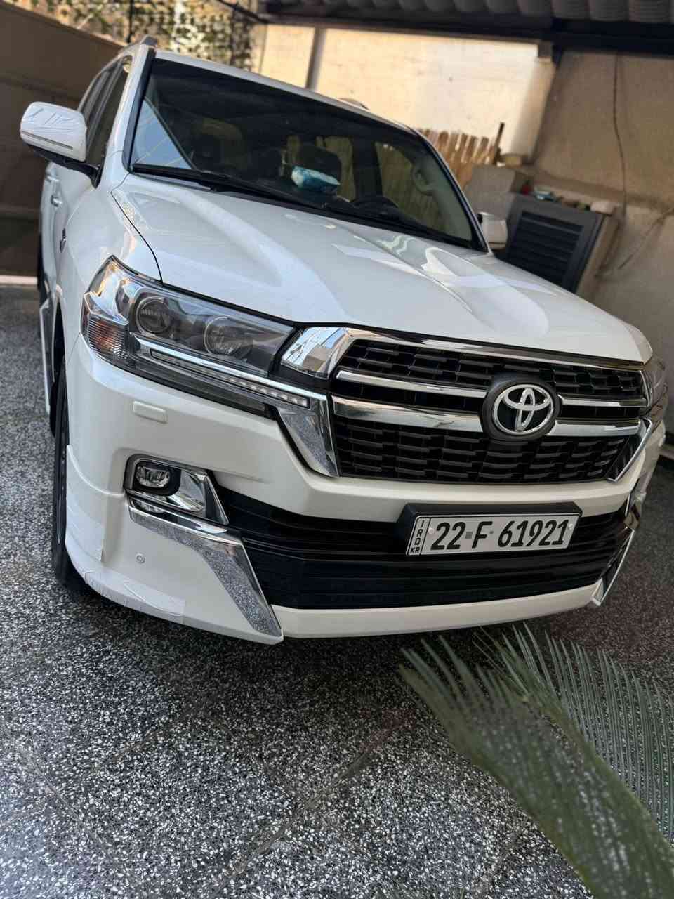 السلام عليكم بيع او مراوس
لاند كروز 2021 ساز خليجي كراند تورنك أصل 
فول مواصفات تطبيق 3 شاشات عداد لكزز ليزري  5 بصمات باب خلفي شفط ويل عدد 5 فول مري قلاب مواصفات للاخير معروفه مواصفات الگراند تورنك 
السيارة رقم أربيل بأسمي شخصياً ماشية 85الف كيلو متر 
السيارة بيها ملاحضات بسيطة مكانين باردموضح سعر 548   ورقه
مكان السيارة: بغداد  
للاستفسار: ***********
