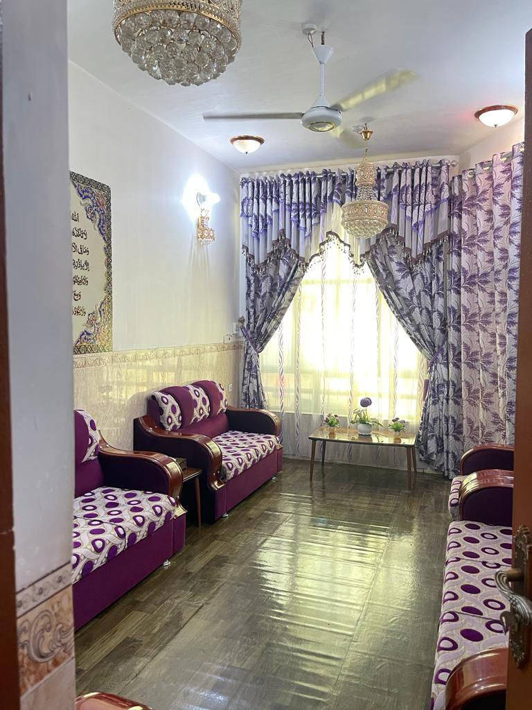 للبيع دار  ١٠٠م  طابو ملك صرف 
واجهه ٥ ونزال ٢٠
طابقين كامل ماكو نقص 
الطابق الارضي استقبال وكلدور وصحيات ومطبخ 
والطابق الثاني غرفتين وكلدور وصحيات 
العنون شارع ٦٠ شارع الكرينات عمود ٢٠٩
السعر خاص او اتصال
***********
نستقبل كافة العروض التجاريه والسكنيه
