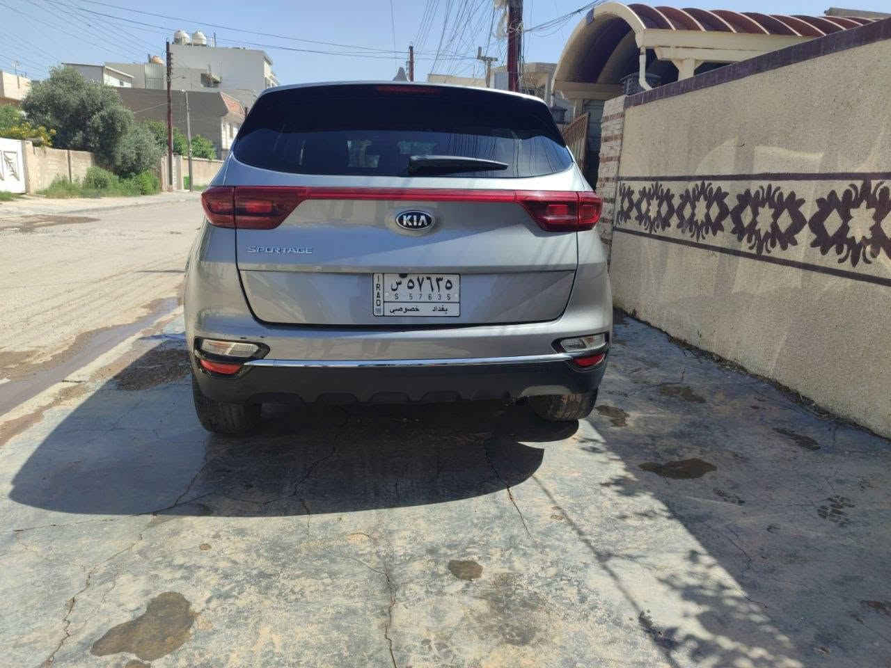 السلام عليكم 
كيا سبورتج 2021 LX
السيارة نضيفة و عملية مال بيت 
صور الحادث موجود بالمنشور 
السيارة كاملة 
تجي دفع رباعي 
كراسي مخمل يدوية 
مكينة 2400 gdi تنفس طبيعي 
الممشى 54 الف ميل 
ويل 17 
(بيها اثر حالوب بسيط في العراق )
السعر 160 و بيها مجال بسيط
مكاني بغداد العامرية 
للاستفسار 
***********
