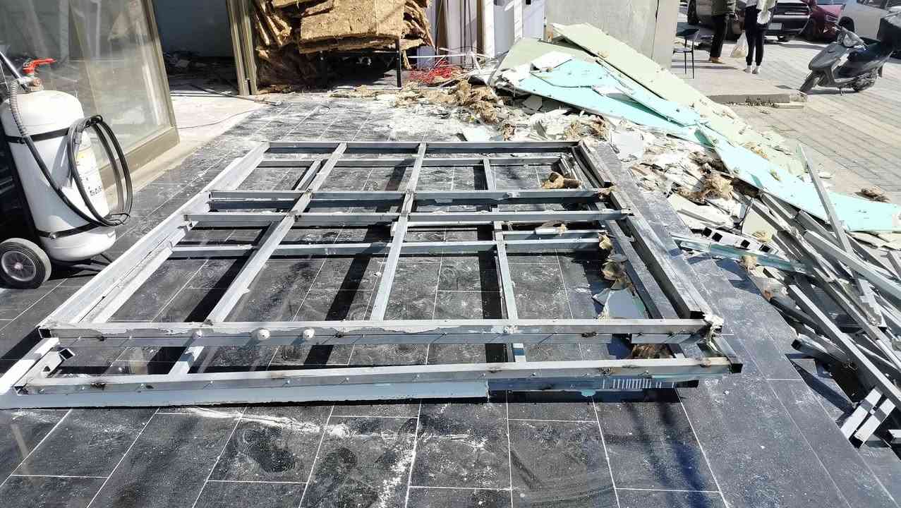 للبيع حديد شخاط 4×4
5 قطع قياس 4 متر ×2.5 متر 
+ قطع 
جهاز يصير غرفة سندويج او مسقفات 
السعر 50 الف 
*********** 
المكان السيدية
