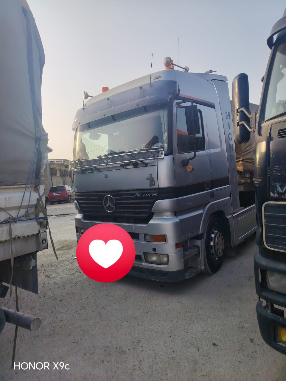 سلام عليكم سياره اكتروز سلفر مربوطه صهريج وعربانه موديل 2003 سياره موجوده بل بصره رقم دولي مسجله الانبار تواصل على رقم ***********سعرها 250 شدتين ونص
