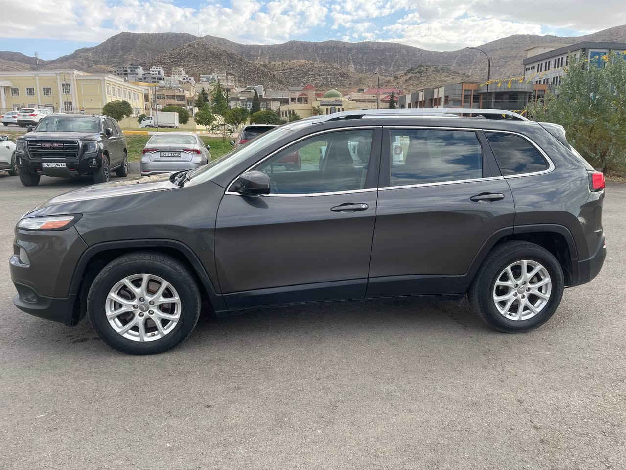 جيب شيروكي (بزون)2017
بو فروتني به س 🙏
سبخ💥هه ردوو جاملخ سينكي هاتينه دزين بي زربه 
سه ري بوندي زربه ك خفيف
 
به رشوت 💥شه رت نه ڤه بوينه 

رقم سنوي 💥كه ڤن شه رت تحويل يان وكاله
 
غرمات 💥صفر 0000

مكينه 💥💥شه رت نينه انكو فحم به س گير شه رت 
( زه حمه ت نه بيت مشتري نه بي ازعاجي نه كه )
دهوك /☎️ ***********
105$ومجاله كي كيم دهوك, العراق
