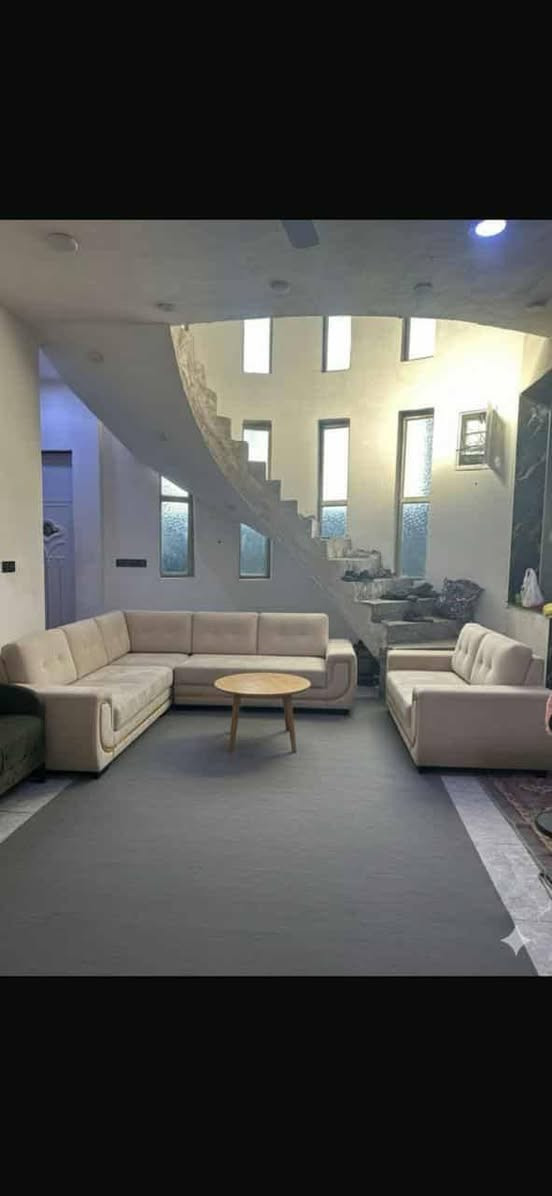 بيت للبيع طابو زراعي قرار ٢٥ حي الصحه خلف رياض الحداد المساحه الكليه ٢٤٠ متر بي نقص فقط الواجهه والطابق الثاني جص وبياض وارضيه وباقي البيت جاهز  مثل ما موضح بالصور 
للإستفسار أكثر ***********
