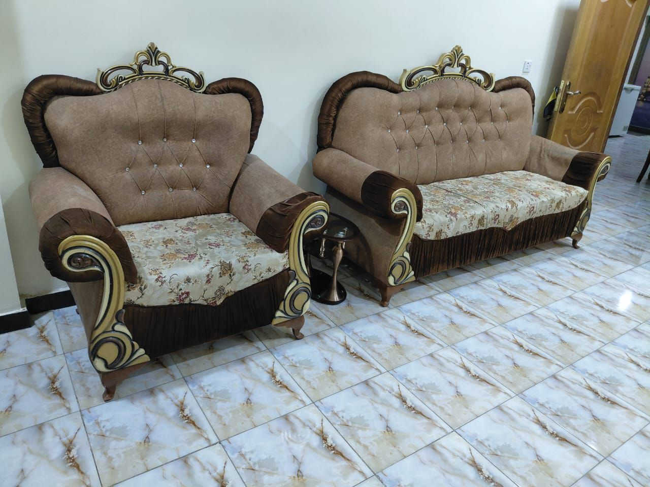 تخم خمس قطع ثنين ام تلاثه نفر واحد ام النفرين وثنين كراسي ام النفر نضافه 100/80
***********
بغداد الدوره
