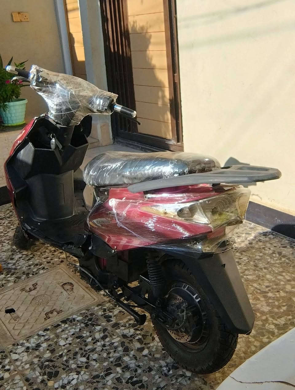 سويت حادث بيه وكامت متمشي بس هيه شغاله وبطاريات جديده يمكن صوج من سكليتر يل ينطيني سعر
زين ابيعها  مكاني بغداد ***********
