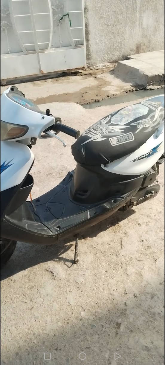 السلام عليكم.
دراجة ماكس قجمة للبيع 
الكهربائيات واصلة بس عوزهن ربط 
تشتغل هندر 
المكان بغداد قرب حي النصر
السعر 300 وبية مجال بسيط 
***********
