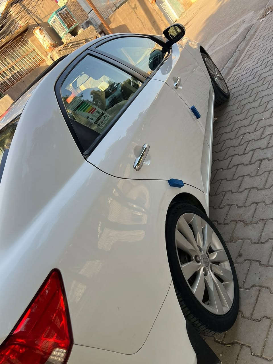 ا كيا سيراتو خليجي فول واحد عل واحد
-مديل 2013 مكفوله من الصبغ والتبديل بيه بس بارد قليل 
-فول مواصفات 
-تحم سترين جهتين
-مري شفط
-حساست 
-ويل كروم 
-تخم تاير
-باتري جديد 
-مكينه 1600 دووش 
-مكينه لابخار ولاتنقيص 
-تبريد شغال
وبعد موصفات هواي رقم أربيل بسم شركه تحويل أو وكاله   بيع اومراوس 
-سعرها 105$ بيه  مجال الاستفسار *********** او ***********
