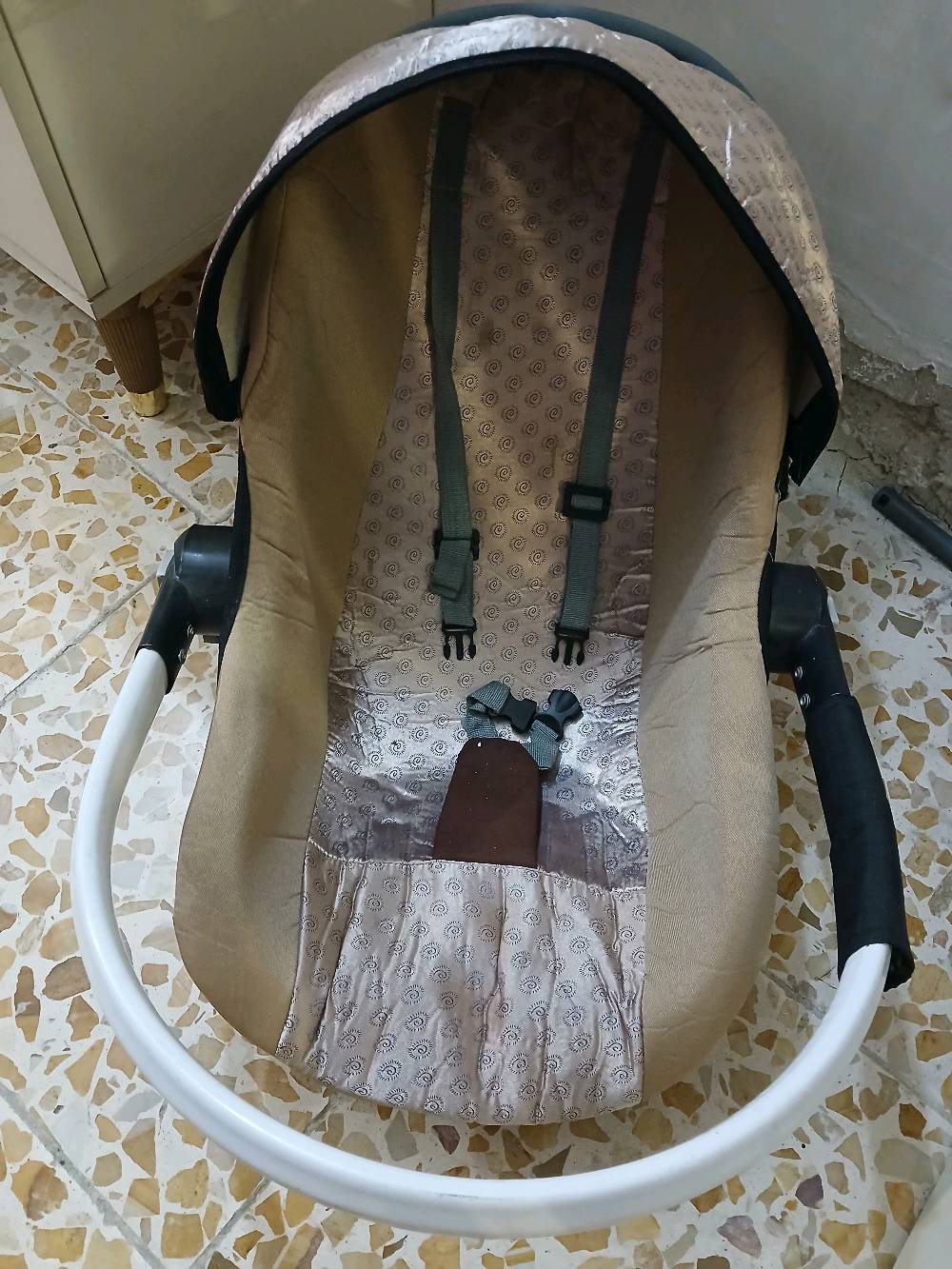 أوتي ملابس جديد ب١٠ 
كرسي جديد للاطفال ب ١٥
طابورية ميز تواليت جديده ب١٠ 
بنكه جداريه نوعية جيدة ب١٥