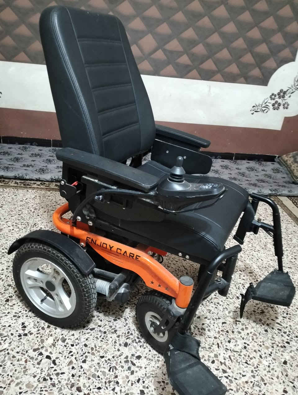 عربانه معوقين للبيع اخت جديد مامستعمله شي قليل  سعر 500 وبيهة مجال ***********
