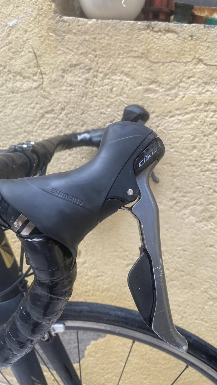 السلام عليكم 
رود ماركة نيستو nesto
بلادية على وضع الوكالة
قياس الفريم //46ونص
معدن الفريم // المنيوم ماشة كاربون🔥
سستم الدراجة // شيمانو كلارس كامل بدون نقص
صينية كلارس براكيت
العنوان🏠 // بصرة/گرمة علي /حي الرسالة
واتساب ***********
