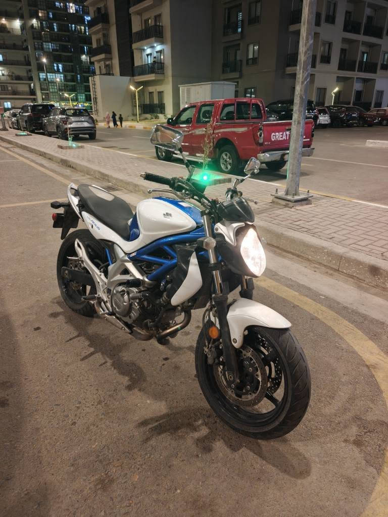 للبيع
دراجة سوزوكي sfv650 كلاديوس

موديل 2009
محرك 650 على شكل V بستمين
ماشيه 24 الف كيلو وارد يابان
مرقمة تجويل ثاني يوم
عليها ادامة وصيانه كامله من بلكات وتنضيف نوزلات وتبديل  فيتبم وتنضيف تانكي وفلتر شوته ودهن موتول وفلتر دهن k&n

الدراجه اسوقها مره او مرتين بالاسبوع
نضيفة جداً ما عدا رصعه بالتانكي صغيرونه وممبينه واضحة 
بالفديو

وياها سويجات ثنين وجنطة خلفية مع سيبايه وسيتين كلتچات احتياط والصالنصه البلاديه، وصالنصه رياضيه و وفيتبمات ثنين احتياط اذا فكرت تفول فديوم من الشارع

الدراجة قويه وتورك عالي مشابه للدوكاتي مونستر

السعر 5,800,000 دينار عراقي

بيها مجال بسيط جدا
الدبدوب الي بالسويج مو ويه الدراجة

اذا كنت جاد بالشراء ارجو الاتصال على الرقم
اذا جاد بالشراء ومعاجبك السعر خابرني وانطيني سعرك واذا جان منطقي مانختلف انشالله
***********
مكاني بغداد بغداد, العراق
